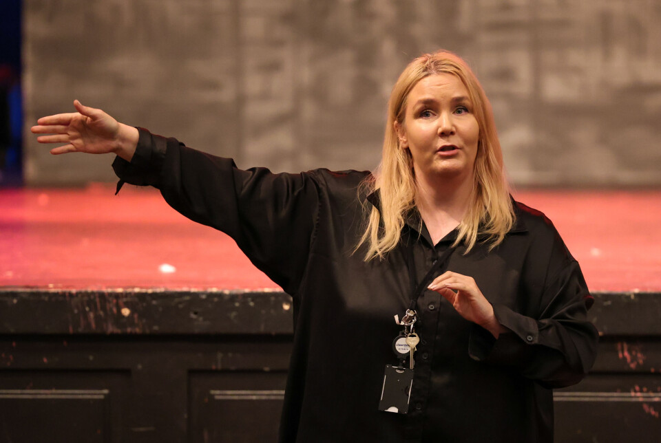 Teaterlærer Linda Øien ved Kristiansund kulturskole har manus og regi på teaterforestillingen Normoriamysteriet.