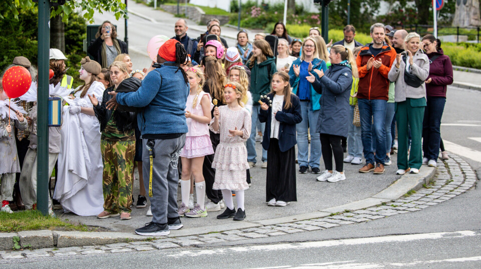 Etter forestillingen gikk elevene ned fra Festiviteten til Normoria. Kristiansund kulturskole hadde generalprøve på teaterforestillingen Normoriamysteriet i Festiviteten mandag 16. juni 2025.