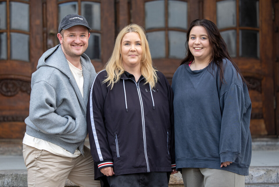 Teaterlærer Linda Øien (midten) ved Kristiansund kulturskole har manus og regi på teaterforestillingen Normoriamysteriet. T.v.: Mads Marsteen Helde (regiassistent/inspisent). T.h.: Sonja Rindal ((regiassistent/inspisent/sminke/sang/rekvisitt).