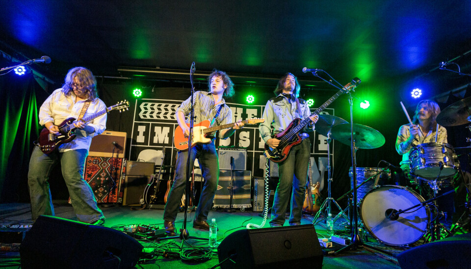 The Imposible Green på Kulturfabrikken august 2024. F.v.: Johannes Konstad Brevik spiller elgitar, pedal steel og banjo, i tillegg til å bidra med kor. Vokalist og gitarist Mathias Angelhus er frontfigur og hovedvokalist i bandet. Markus Margido Drazkowski Teksum spiller bass og akustisk gitar, og synger også kor. Trommeslager Adrian Ahtola håndterer trommer og perkusjon.