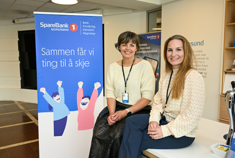 F.v.: Kathrine Gjestad, direktør for organisasjon og utvikling og Birgitte Flatsetøy (t.h.), Controller Finans i SpareBank 1 Nordmøre. FOTO: NORDMØRSPOSTEN