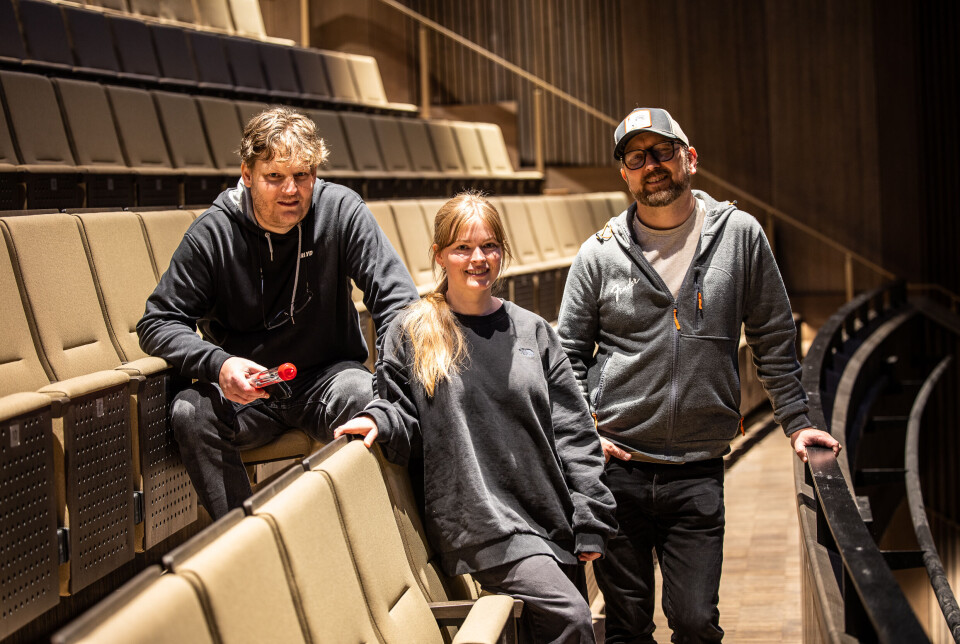 Normoria-bygget onsdag 18. juni 2025. Første innflyttingsdag. Musikklærerne Simon Kongshaug (t.v.) og Jan Terje Sager (t.h.) Musikkterapeut Frida Jasmin Sende (midten).