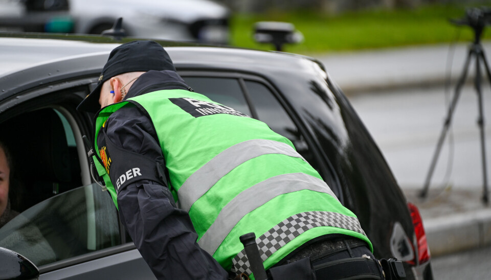 Kjell Kvande, innsatsleder fra politiets vakt- og beredskap snakker med en person som ble stoppet.