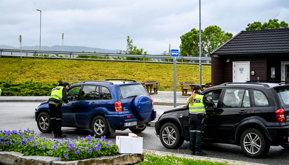 Politiet tar blåse prøver av bilførere.