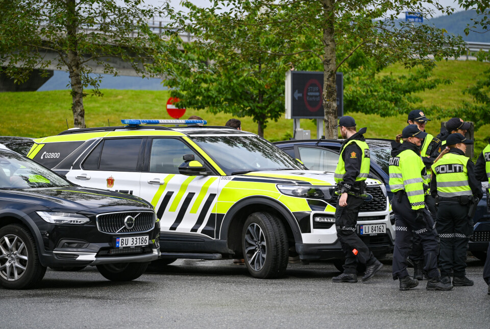 Politiet samler seg før Samkontrollen starter.