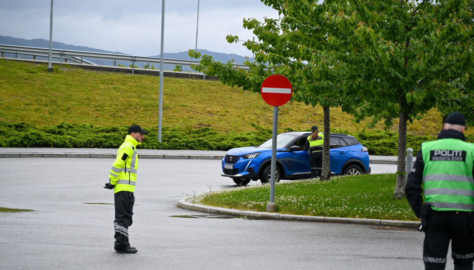 Det tas prøver og geleides inn og ut av plassen.