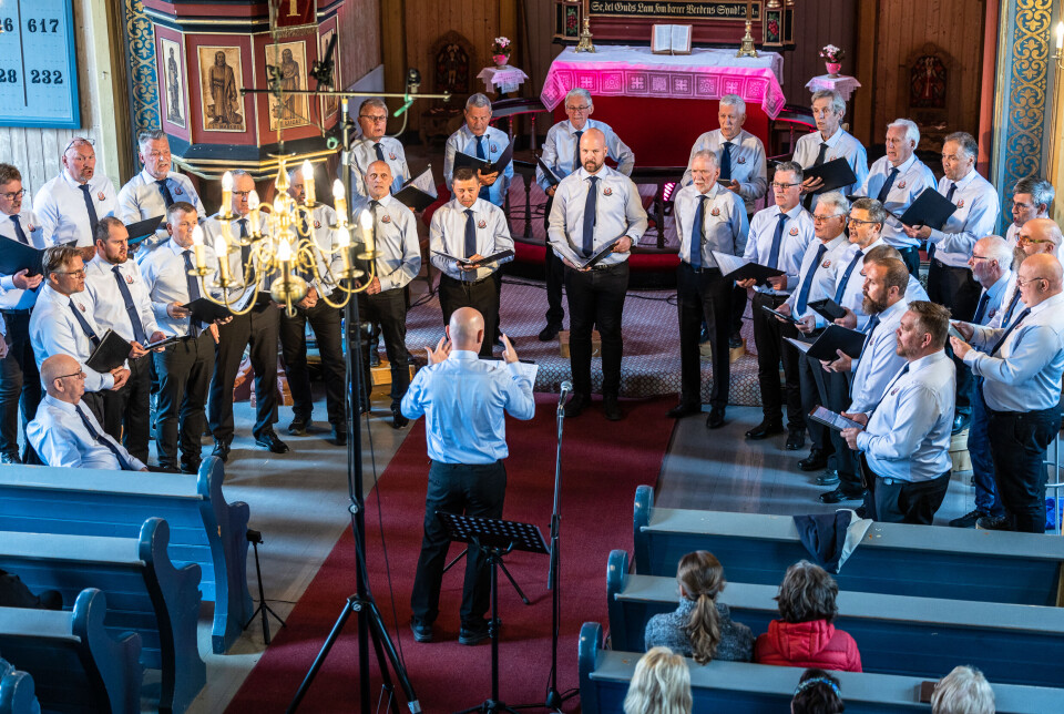 Tarrakarrain feiret 20 år i Kvernes kirke og innledet Sommerkonsertene på Kvernes.