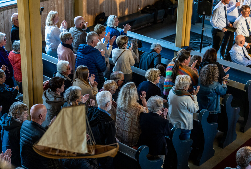 Stående applaus for Tarrakarrain som feiret 20 år i Kvernes kirke og innledet Sommerkonsertene på Kvernes.