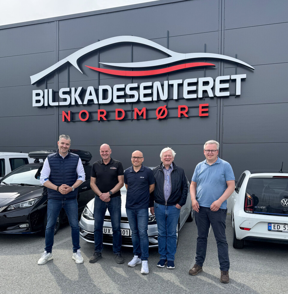 Fra venstre, Fredrik Karlsen (CEO, Intakt Bilskade), Tore Morch (Daglig leder, Bilskadesenteret Nordmøre), Idar Slatlem (Styreleder, Bilskadesenteret Nordmøre), Sverre Fordal (Intakt Bilskade) og Øyvind Holthe (COO, Intakt Bilskade) foran Bilskadesenteret Nordmøre i Pilotveien 9. Foto: Bilskadesenteret Nordmøre