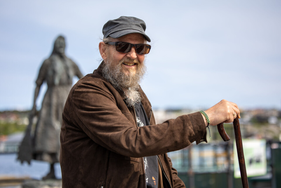 Stig Westeraas Nilsson med Klippfiskkjerringa i bakgrunnen, eller som han har navngitt henne; Donna Bacalao.