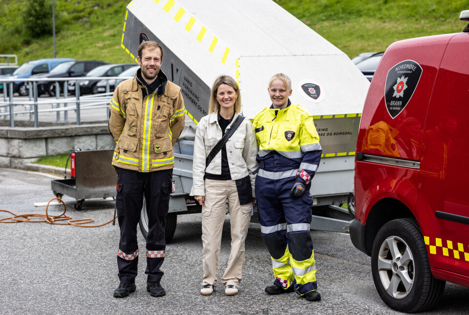 Tommas Sjåvik Honde (t.v.), kommunikasjonsmedarbeider i Kristiansund brannvesen, Kateryna Rangøy (i midten), miljøveileder i Averøy kommune, og Elise Våg, som arbeider med brannforebygging, gjennomførte opplæringen utenfor kommunehuset på Bruhagen.