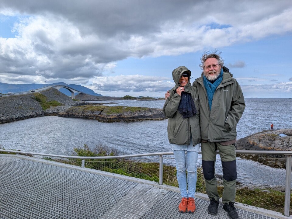 MYE VÆR: Kona Lize har vært med forfatter og artist-in-residence Fartein Horgar den uka han har oppholdt seg på Rangøy internasjonale kultursenter. Her ute på Atlanterhavsveien i ... mye vær ... (Foto: Privat)