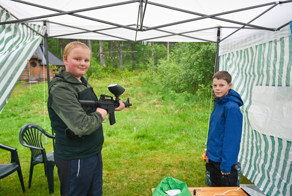 Magnus Sigbjørnsen Bjerkelund fra Kristiansund KFUK-KFUM Speidergruppe og Ole Marius Avset Knutsen fra Averøy KFUK-KFUM Speidergruppe demonstrerte for oss hvrodan skyte blink med et paintball gevær.