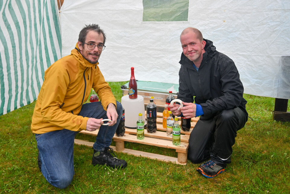 Frank Moe, speider leder og Paul Kristoffersen, frivillig medhjelper ved ringkast på brusflasker.