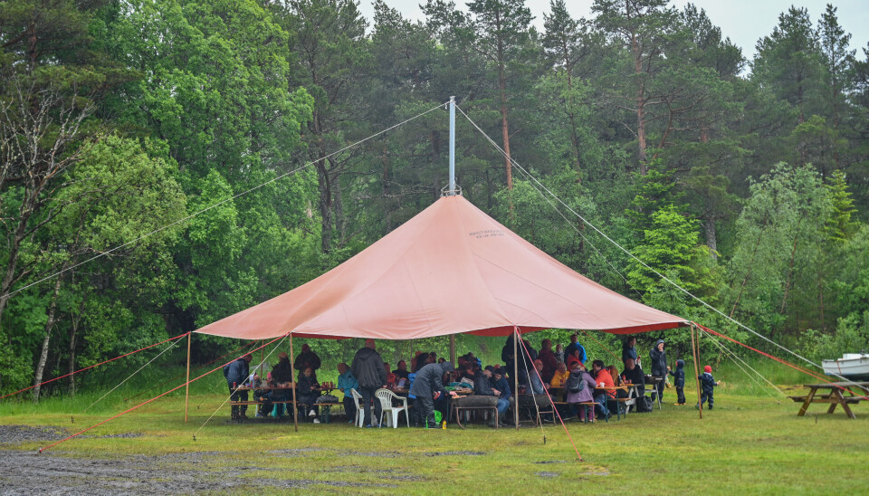 Det store teltet på plassen, god plass til benker, griller og ly for regnet.