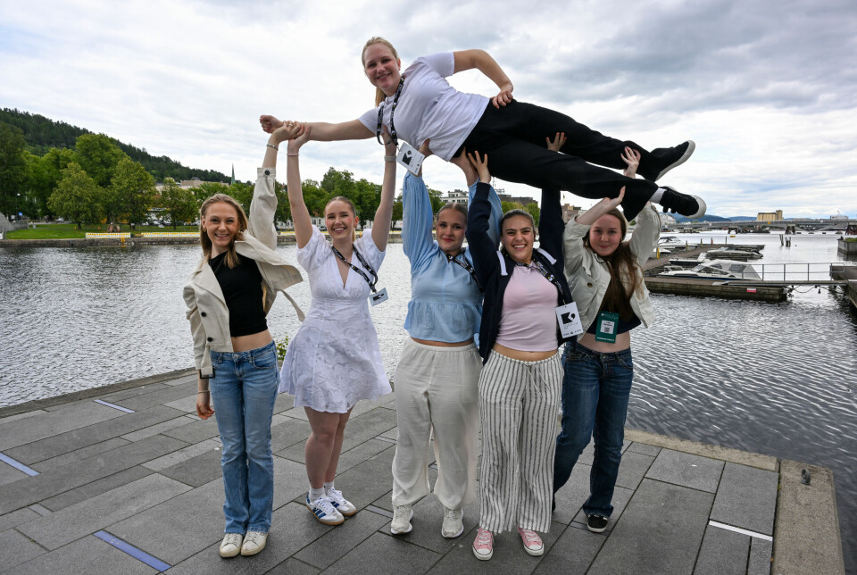 F.v. Emma Isabelle Aspen Schlytter (17), Daria Fokina (16), Solvår Dyrli Lein (18), Julia Hagedal Ferra (17) og Live Nørbech (17). På toppen: Emma Øvervåg Ulseth (20) fra Operaens ballettsenter.