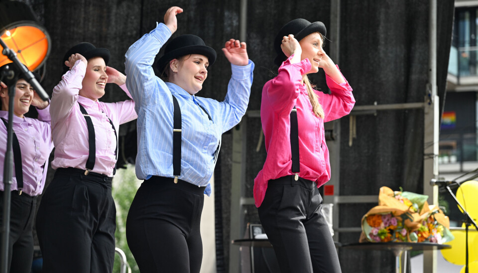 Operaens ballettsenter valgte ut seks dansere for å ha det kulturelle innslaget under finalistpresentasjonene av Årets kulturkommune-prisen. Her er de i aksjon på sc