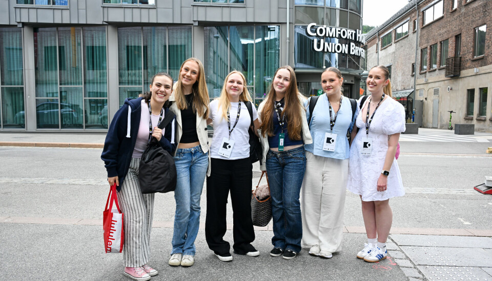 Sjekker ut Drammen! F.v.: Emma Isabelle Aspen Schlytter (17), Daria Fokina (16), Emma Øvervåg Ulseth (20), Solvår Dyrli Lein (18), Julia Hagedal Ferra (17) og Live Nørbech (17).