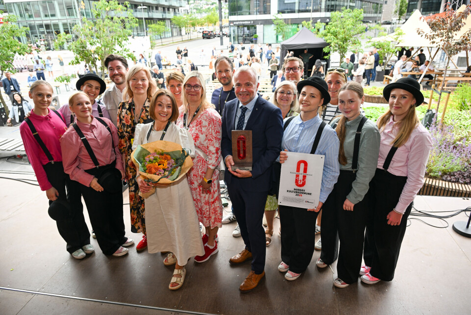 Glade kristiansundere på scenen på Papirbredden torg i Drammen tirsdag 24. juni etter at Kristiansund kommune ble kåret til Norges kulturkommune av Norsk kulturforum.