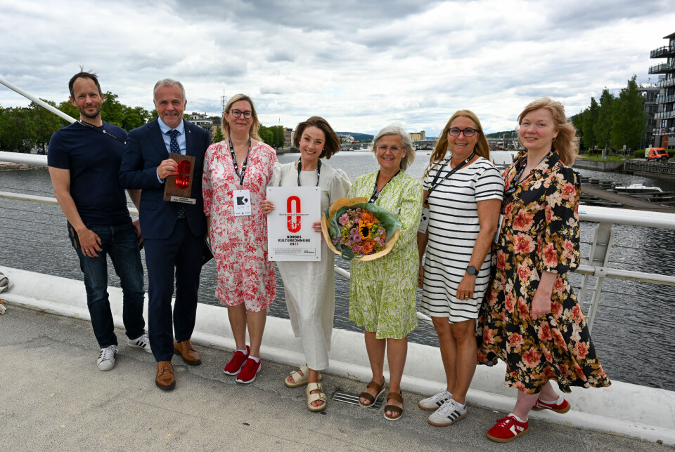 På en av Drammens 35 bruer, kanskje den flotteste – Ypsilon! F.v. John Einar Skontoft (kommunalsjef), Kjell Neergaard (ordfører, Ap),Line Karslvik (leder hovedutvalg for skole, barnehage og kultur, SV),Toril Skram (kultursjef), Elisabeth Soleim (biblioteksjef), Siv-Grete Sponås (avdelingsleder Atlanterhavsbadet) og Marianne Myrbostad (rektor Kristiansund kulturskole), alle fra Kristiansund kommune.