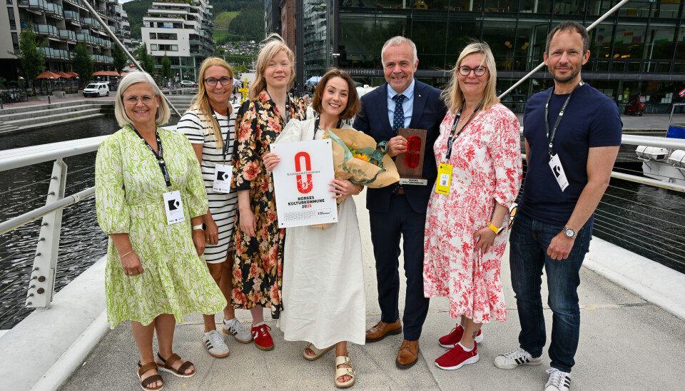 På en av Drammens 35 bruer, kanskje den flotteste – Ypsilon! F.v. Elisabeth Soleim (biblioteksjef), Siv-Grete Sponås (avdelingsleder Atlanterhavsbadet), Marianne Myrbostad (rektor Kristiansund kulturskole), Toril Skram (kultursjef), Kjell Neergaard (ordfører, Ap), ,Line Karslvik (leder hovedutvalg for skole, barnehage og kultur, SV) og John Einar Skontoft (kommunalsjef), alle fra Kristiansund kommune.