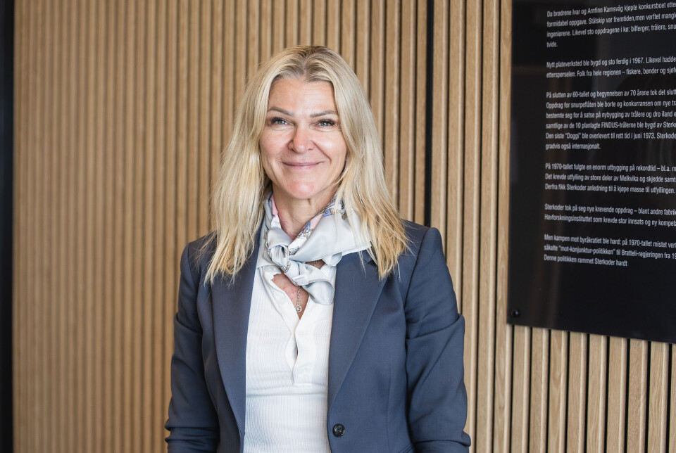 SIKKERHETSDAGEN: Tove Henøen understreker viktigheten av sikkerhet før ungdommene starter fiskesesongen.