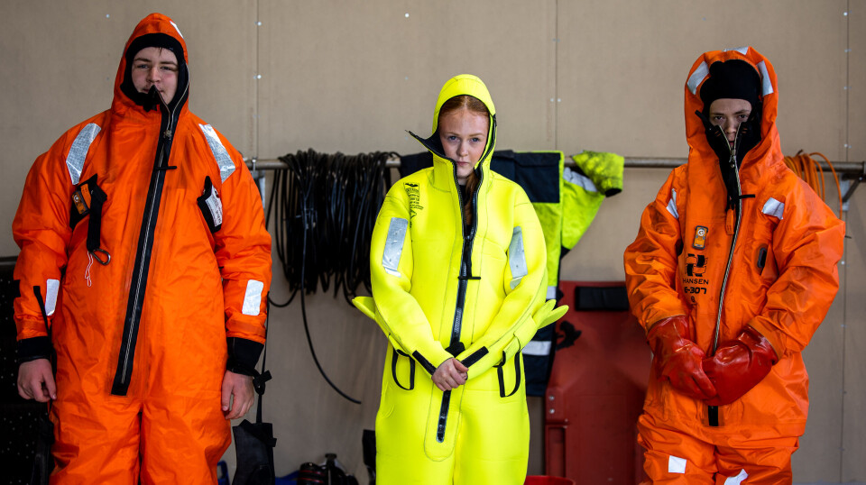 Ungdomsfiskerne får teste redingsdrakt på sikkerhetsdagen i Kristiansund. Fra venstre: Sverre Ibsen Hagen Soltvedt (14) fra Averøy, Amanda Sofie Ottnes (15) og Emilian Raknes Farstaddal (14) – begge fra Aukra.