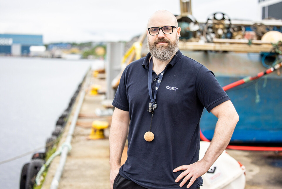 Anton Carbonero-Urreta er Control Supervisor i Norseye AS og har ansvaret for dagens praktiske øvelser med redningsdrakt og sikkerhetsprosedyrer. Han kommer fra Bilbao i Spania, og jobber til daglig med planer, prosedyrer og sikkerhetssystemer – blant annet ved å lage scenarier for realistiske øvelser.