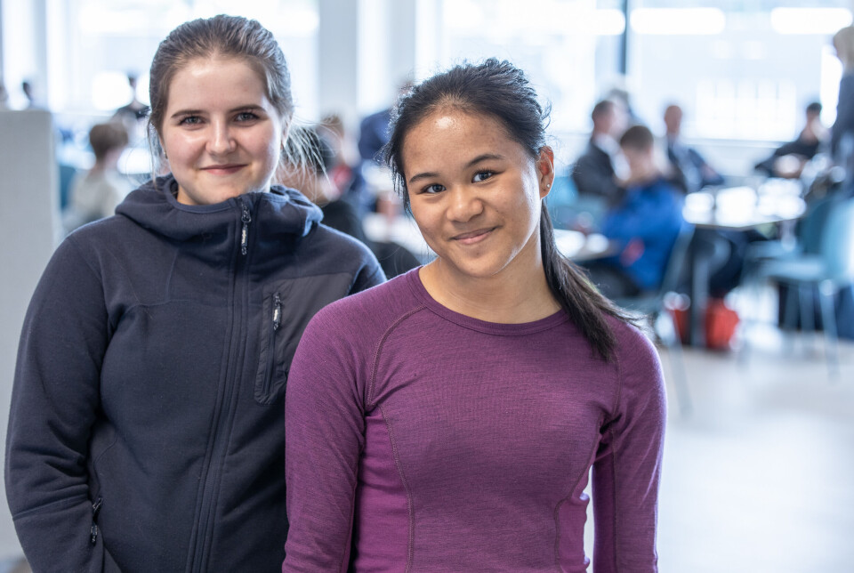 Fra venstre: Pernille Nerland (14) fra Elnesvågen og Jeanine Calosor Dyrseth (14) fra Gjendem deltar på sikkerhetsdagen for ungdomsfiskere i Kristiansund. – Jeg vil se om dette er noe for meg før jeg eventuelt begynner på fiske og fangst på videregående, sier Pernille. Jeanine fikk høre om ungdomsfiske på karrieredagen og håper på både erfaring og inntekt. – Hele familien min jobber med fisk, så det vil jeg også, sier hun.
