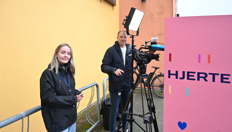 Annabelle Kårvåg Sørensen, journalist for Hjerteboks-prosjektet i NRK Møre og Romsdal og og Eirik Haukenes, kameramann og journalist for NRK er oppstilt og klar utenfor inngangen til ALTI senteret.