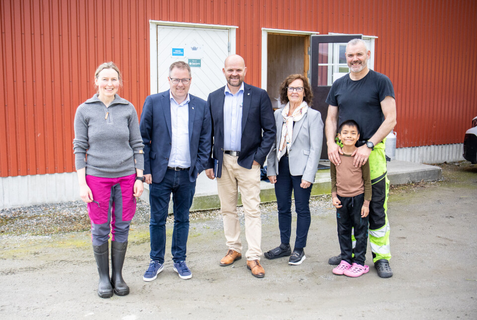 Storfint besøk på Mork: F.v.: Heidi Mork, tidligere forsvarsminister Bjørn Arild Gram (Sp), stortingsrepresentant Geir Inge Lien (Sp), Ann-Kristin Sørvik (Sp), gårdbruker Bjørn Erik Rånes med sønnen Daniel Rånes Mork (9) samlet foran fjøset på innersida av Averøy. Temaet for besøket var matsikkerhet og beredskap i en urolig tid.