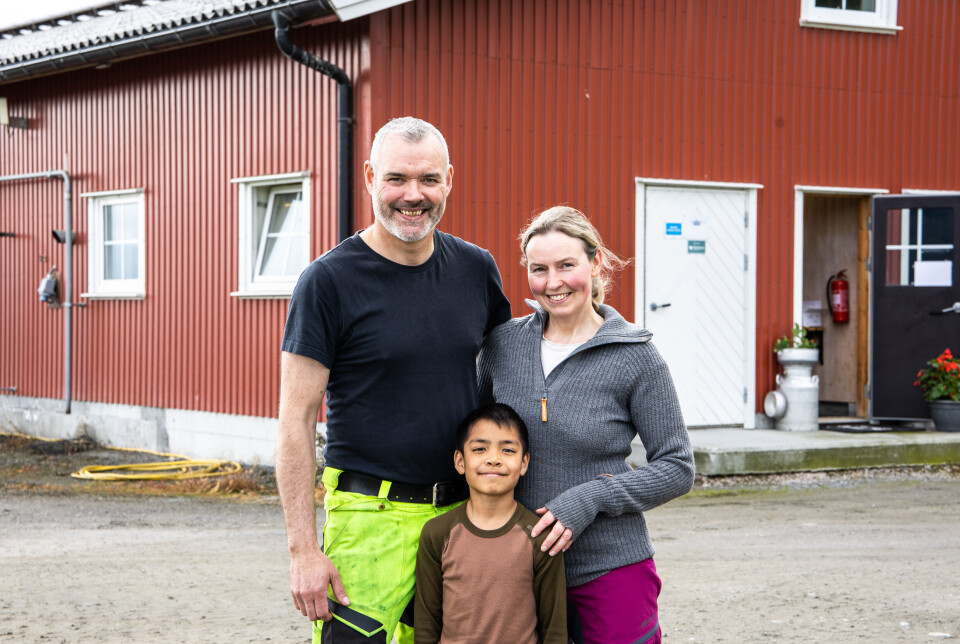 Bjørn Erik Rånes, Heidi Mork og sønnen Daniel Rånes Mork (9) samlet foran fjøset på innersida av Averøy.