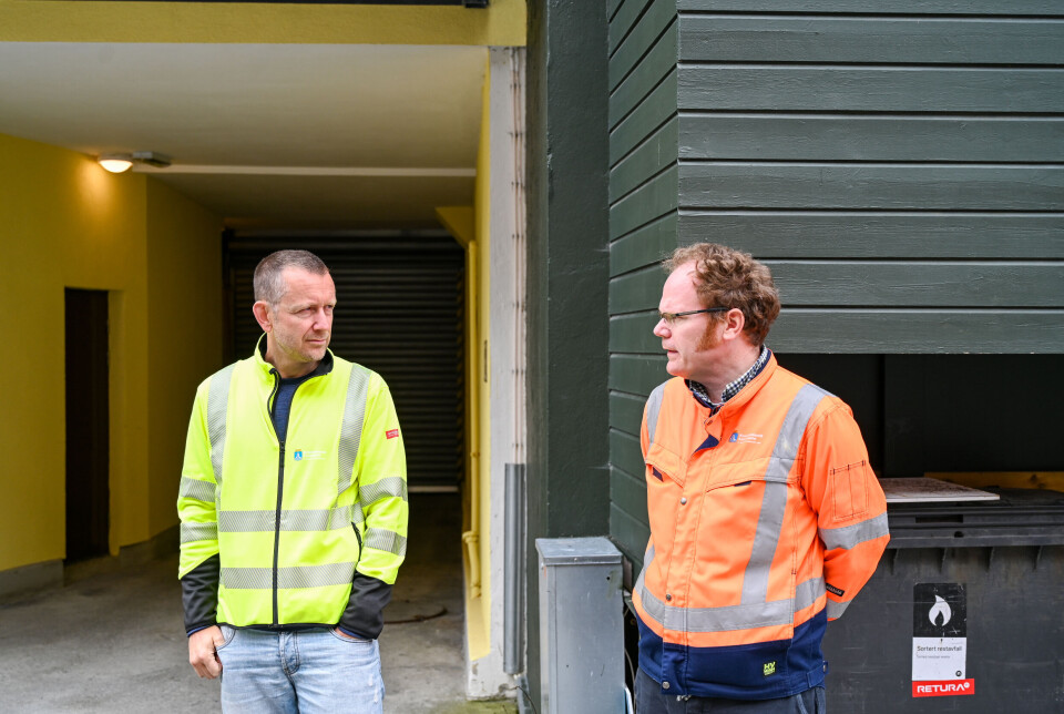 Håvard Børke Bringsli, trafikkingeniør for kommunal teknisk etat og Vidar Dyrnes, enhetsleder i Kommunalteknik med den aktuelle tunnelen i bakgrunnen.