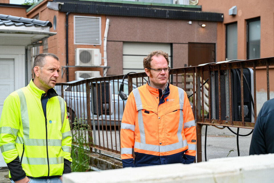 Håvard Børke Bringsli, trafikkingeniør for kommunal teknisk etat og Vidar Dyrnes, enhetsleder i Kommunalteknikk lytter til hva Leif Einar Bergem-Ohr, styreleder i Nedre Enggate 13-21 borettslag har å si.