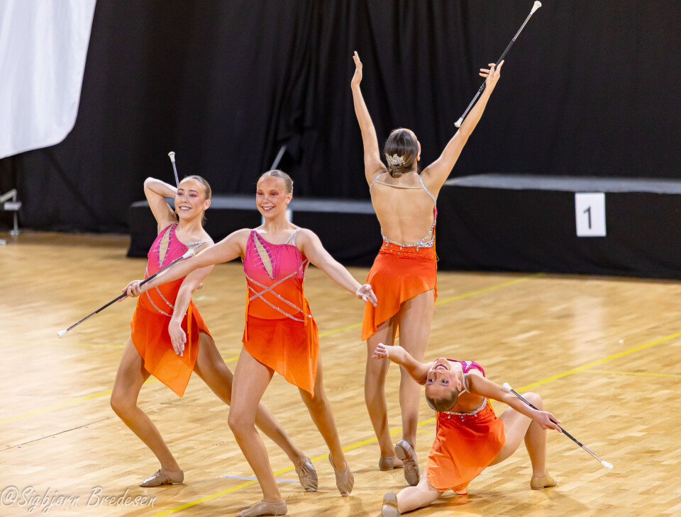 F.v.: Amalie Haga (16) fra venstre, Lykke Kristin Mjønes Bredesen (12), Amy Fredsvik (18) og Julianne Storvik (18). Foto: Sigbjørn Bredesen