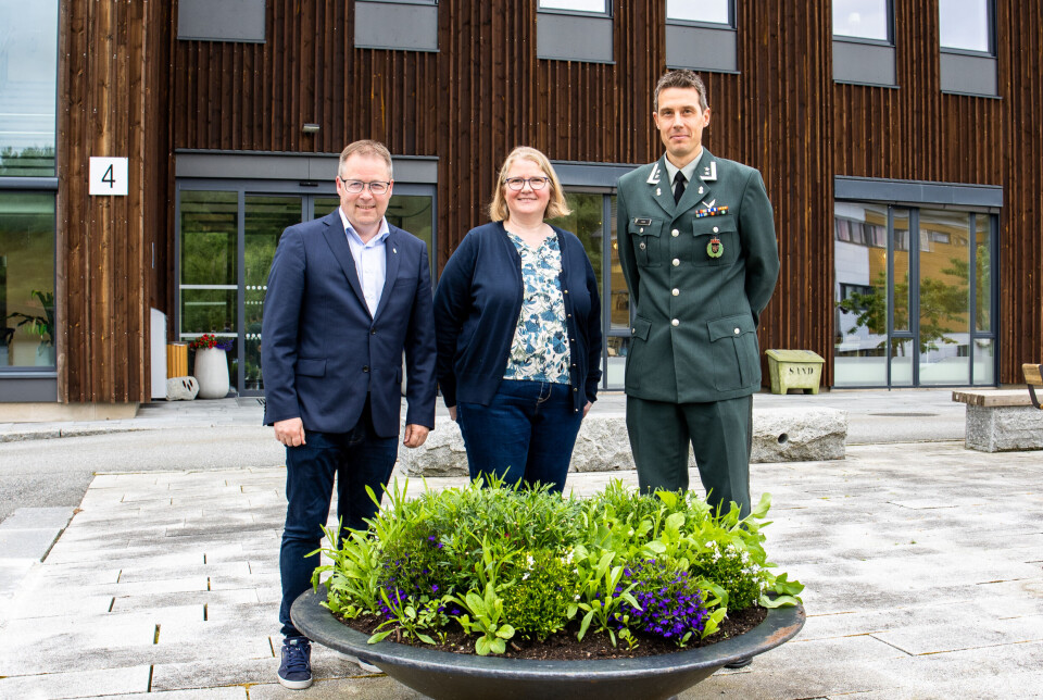 Fra venstre: Bjørn Arild Gram, tidligere forsvarsminister og nestleder i Senterpartiet, Richard Moen, oberstløytnant og sjef for Heimevernsdistrikt 11 og Hilde Roald, Operations Director, Skretting Kristvika.
