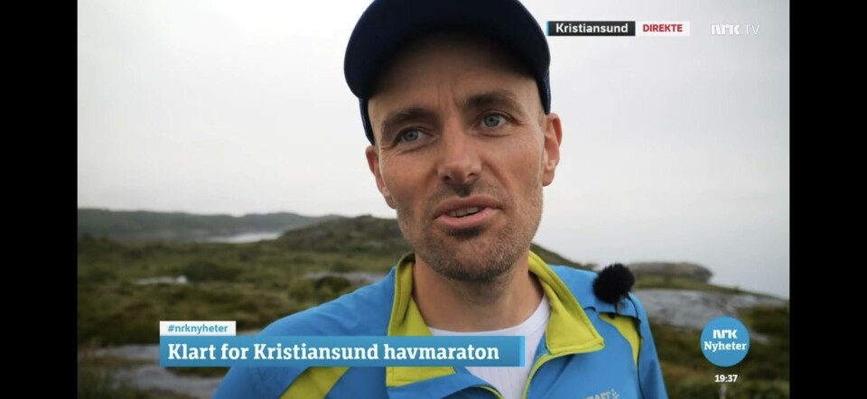 Einar Engvig er ildsjelen bak Kristiansund Havmaraton. Her blir han intervjuet av NRK ved et tidligere løp.