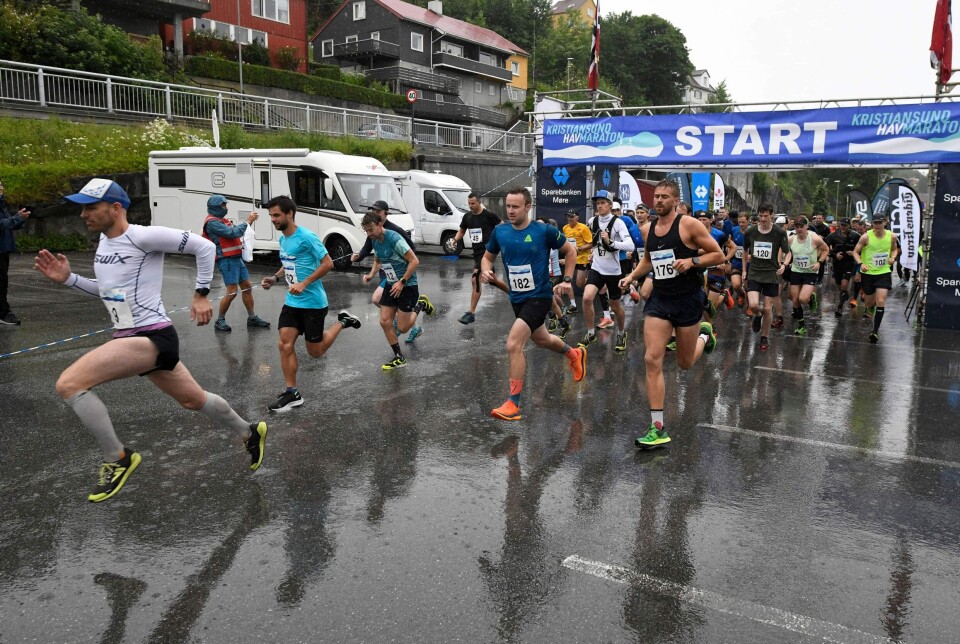 Fra starten av Kristiansund Havmaraton et tidligere år. Einar Engvig i fullt firsprang t.v.
