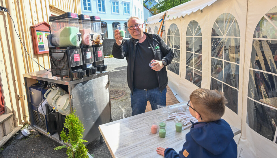 Bjørnar Myrseth, også et medlem av Innlendingen, er mannen som delte ut slush til barna.