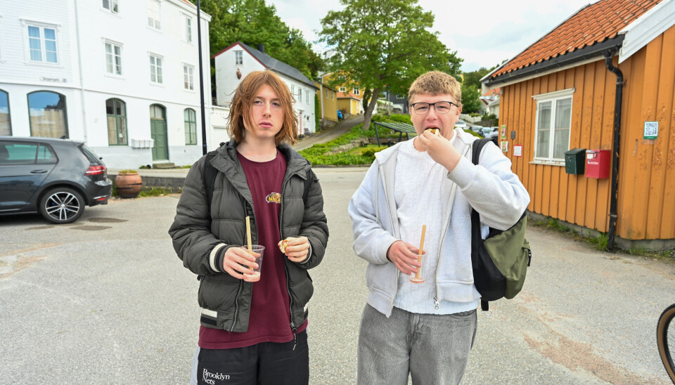Arseni Jazev fra Estland og Bortosz Gorski fra Polen var to unge som kom innom festen litt senere. Hvem sier nei til gratis pølse og slush?