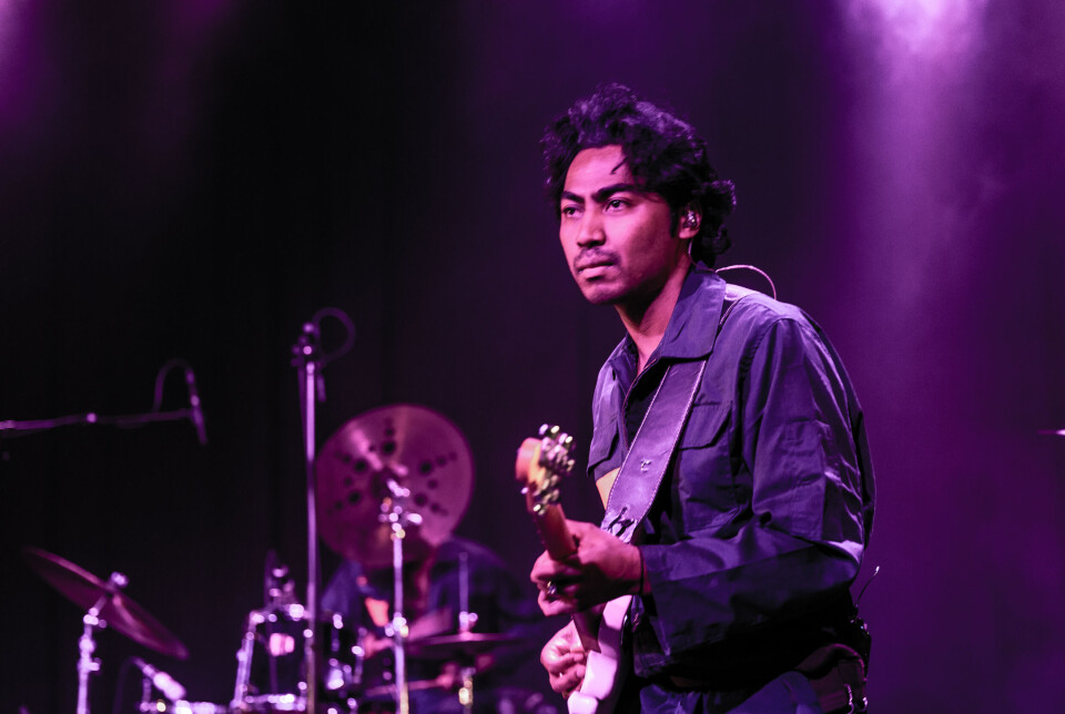 Gitarist Sitraka Andriana under konserten på Byscenen i Kristiansund.
