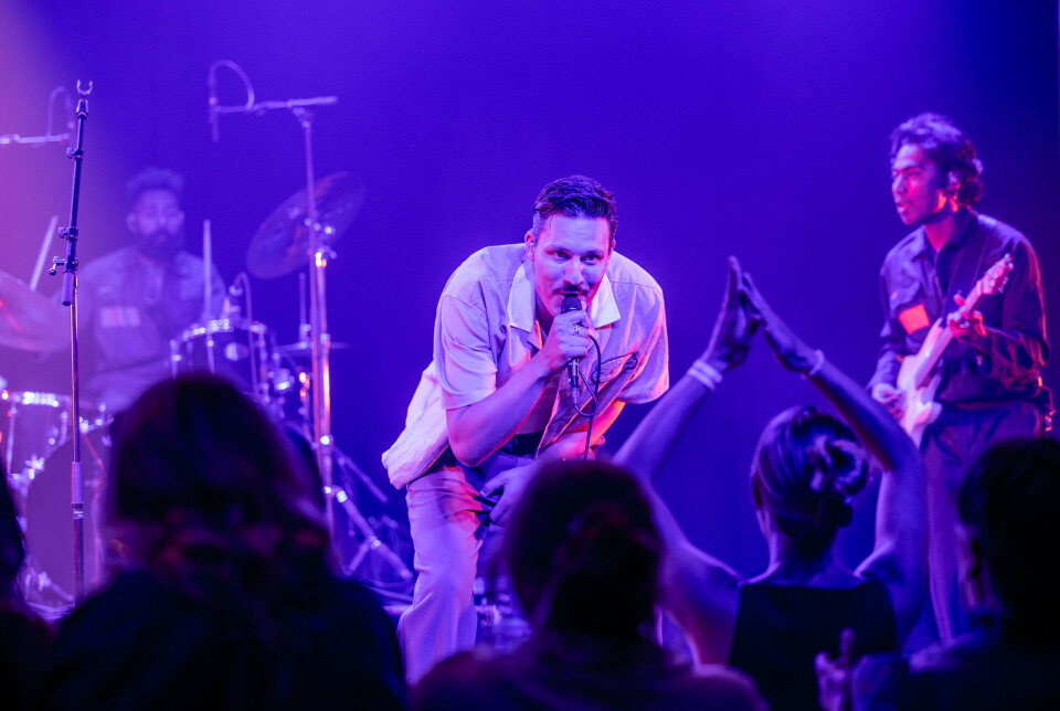 Fra venstre: trommeslager Samuel Nimoson Jr. Sacarias Lundstad (vokal/gitar),og gitarist Sitraka Andriana under konserten på Byscenen i Kristiansund.