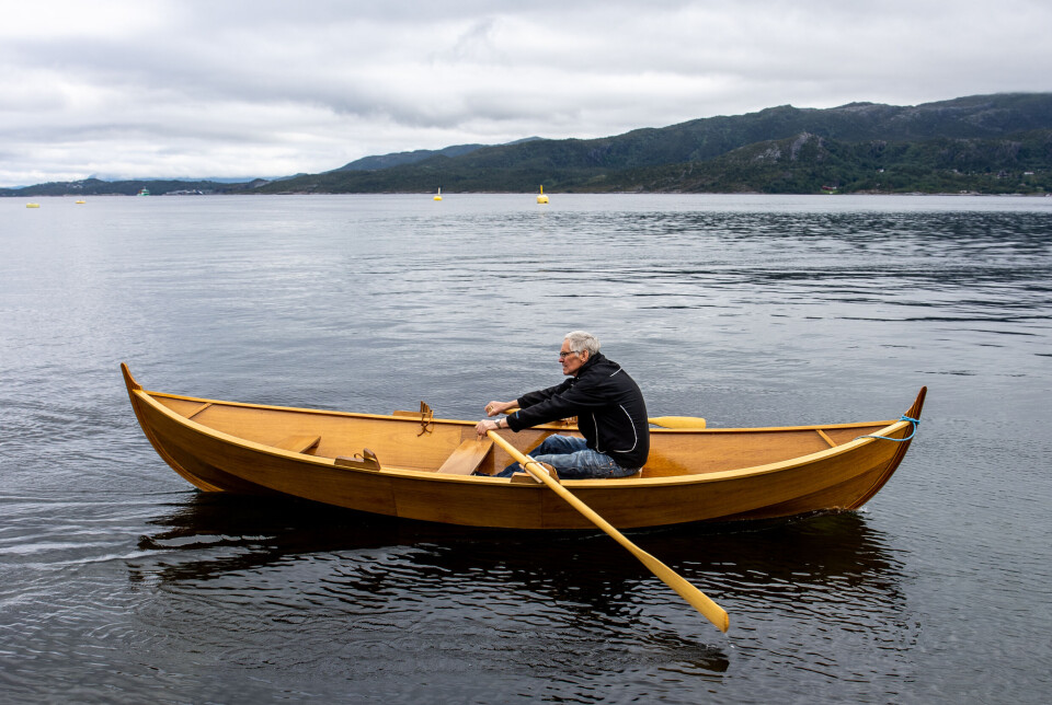 Oddvar Engvik fra Bremsnes med den selvbygde robåten Lilje.