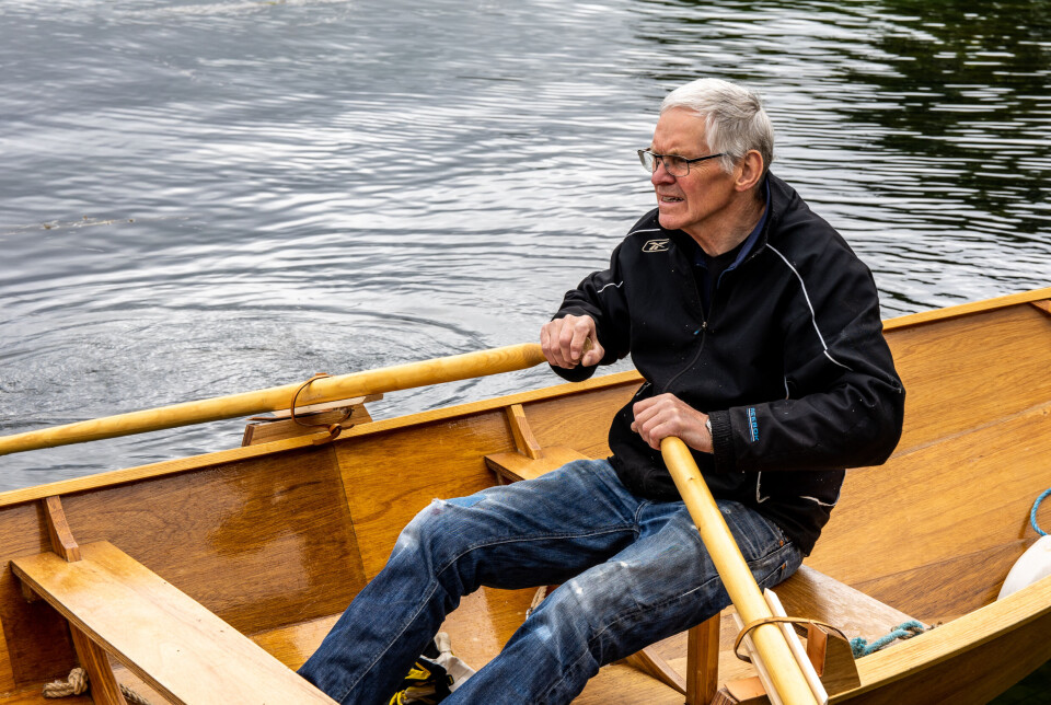 Oddvar Engvik fra Bremsnes med den selvbygde robåten Lilje.