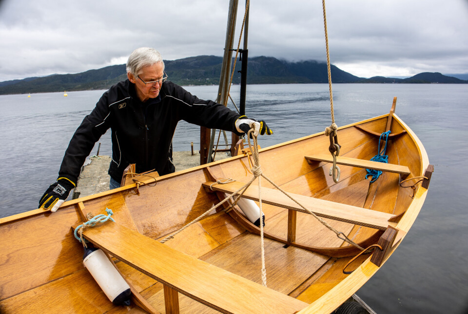 Oddvar Engvik fra Bremsnes med den selvbygde robåten Lilje.