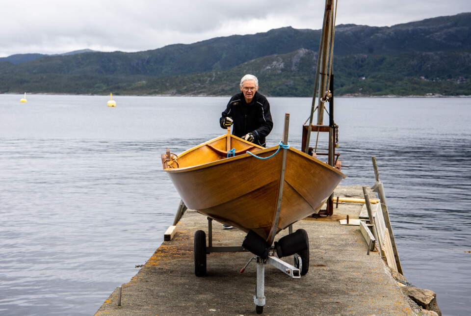 Oddvar Engvik fra Bremsnes med den selvbygde robåten Lilje.
