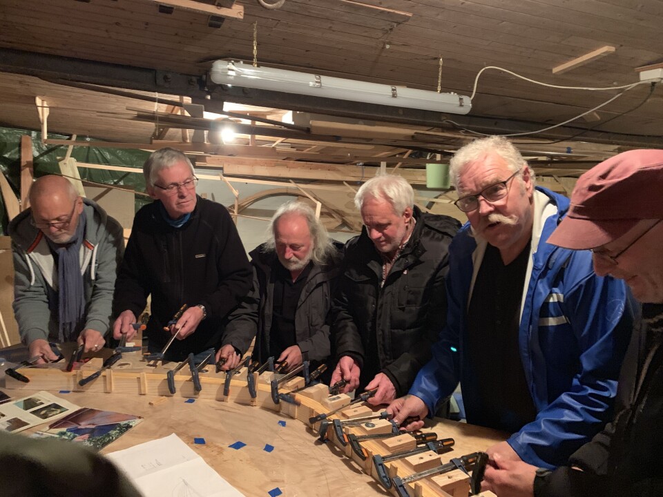 Det er ofte noen innom verkstedet på Bremsnes for å se på arbeidene til Oddvar Engvik. F.v. Alf Marius Røsand, Oddvar Engvik, Arne Fjellstad, Jacob Arne Dahlen, Jørn Henning Lindquist og Rolf Øydvin.