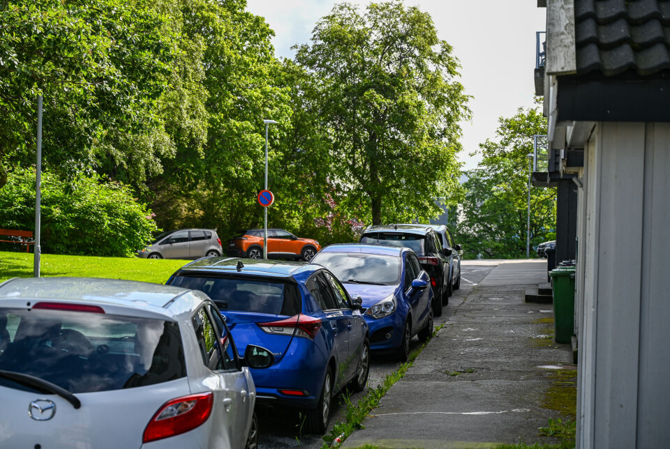 Parkeringen ved Moses Plass hvor bilen ble stjålet, sett fra utgangsdøren.