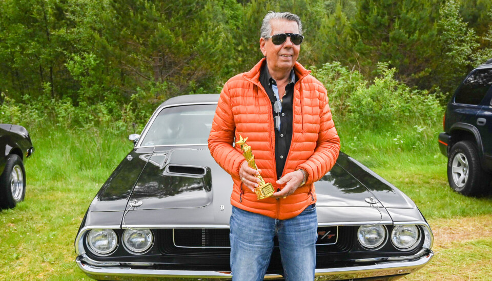 Øyvind Andersen foran sin elegante Dodge Challenger.