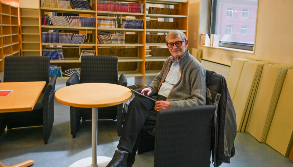 Harald Stokstad satt alene i og leste i den ene av bibliotekets lesestoler som om ingenting av all pakking og flytting rundt ham skjedde. Han syntes det var meget spesielt at dette var siste dagen.